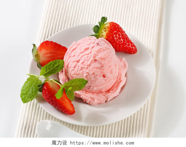 白色背景上白色盘子里新鲜草莓味冰淇淋